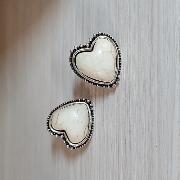 Ariat Jewelry - HOWLITE HEART EARRINGS
